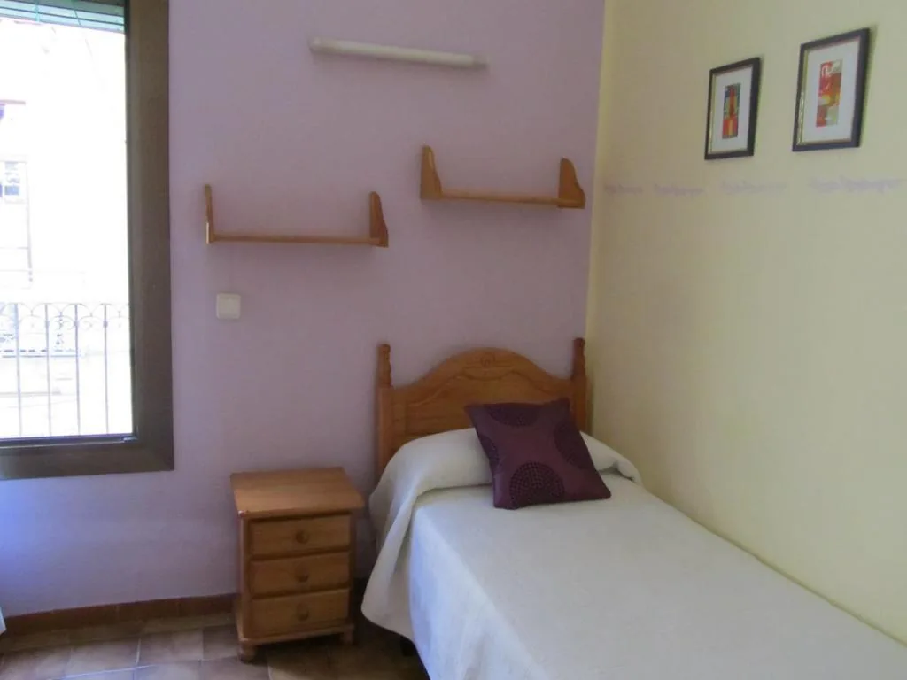 Habitación Individual con baño compartido — Pension Alamar