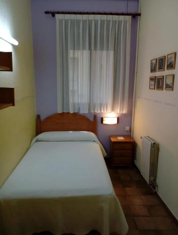 Habitación Individual Interior con baño compartido — Pension Alamar