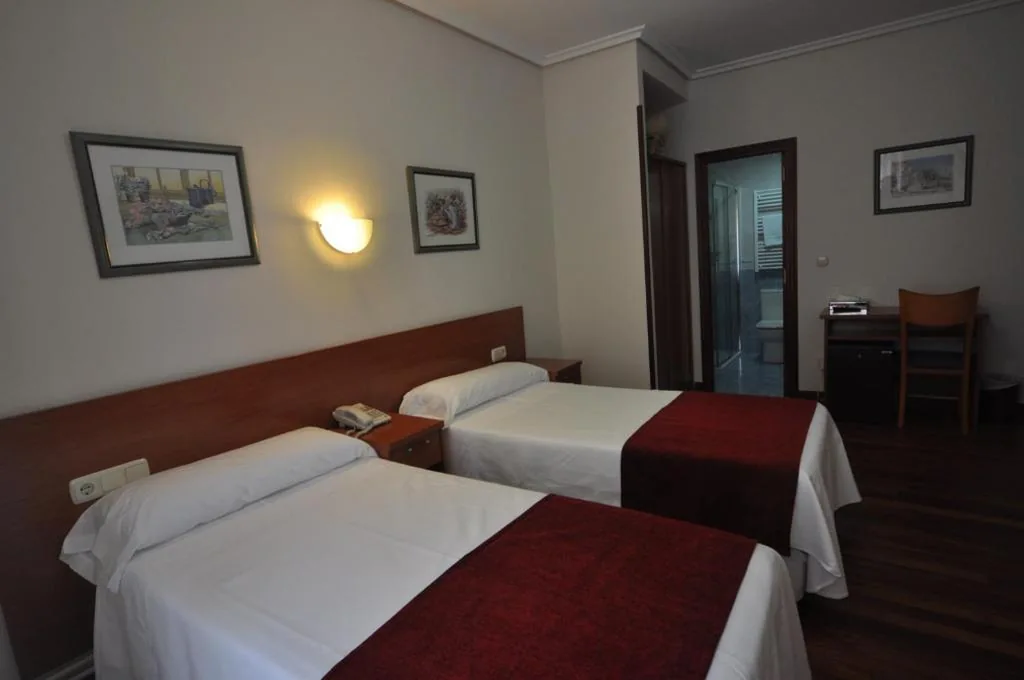 Quarto Duplo com cama extra — Pension Alameda
