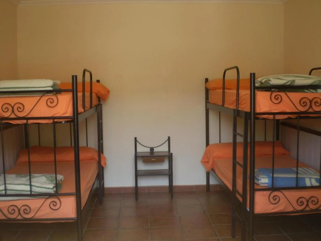 4ベッド相部屋のベッド — Pensión Albergue A Pedra