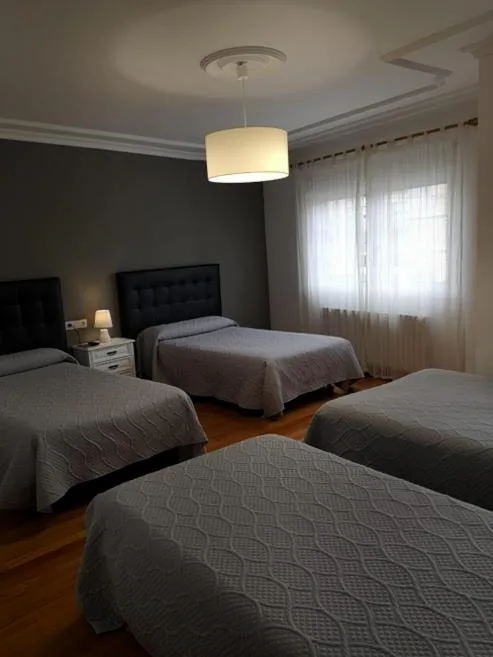 専用バスルーム付き4人部屋 — Pensión Albergue A Pedra