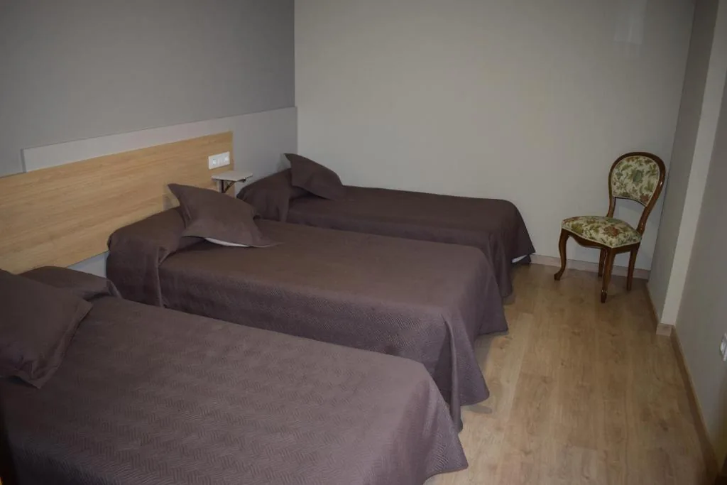 Chambre triple — Pensión Albergue Los Caminantes