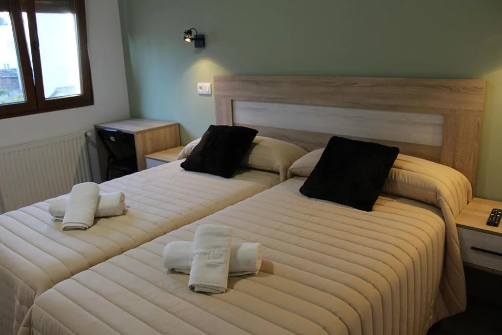 Double Room with Bathroom - 1 or 2 Beds — Pensión Albergue O Pedregal