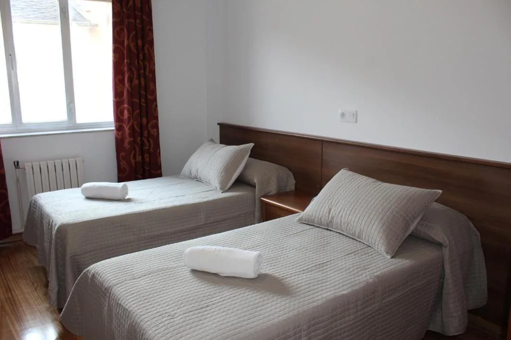 Double Room with Shared Bathroom - 1 or 2 Beds — Pensión Albergue O Pedregal