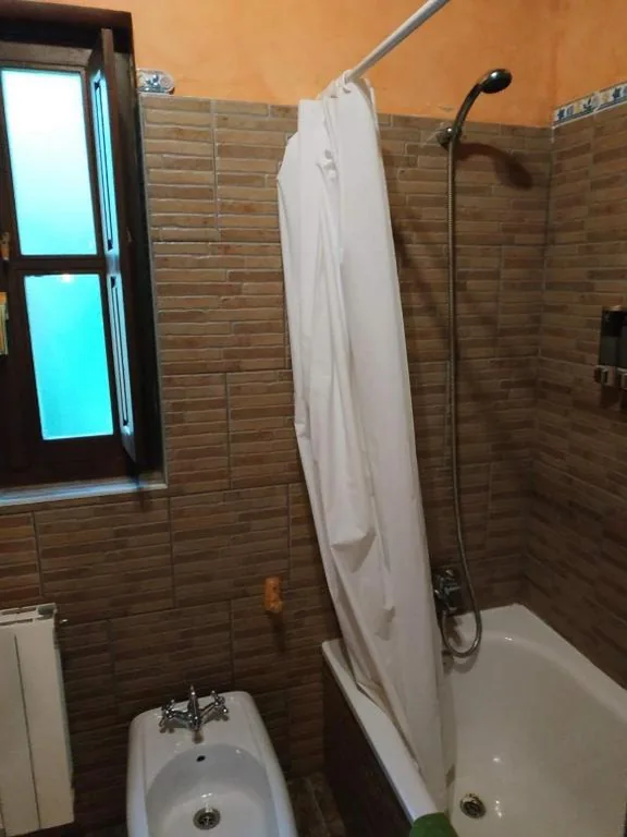 Habitación Cuádruple - vistas al jardín — PENSION ALFOZ de RONDIELLA