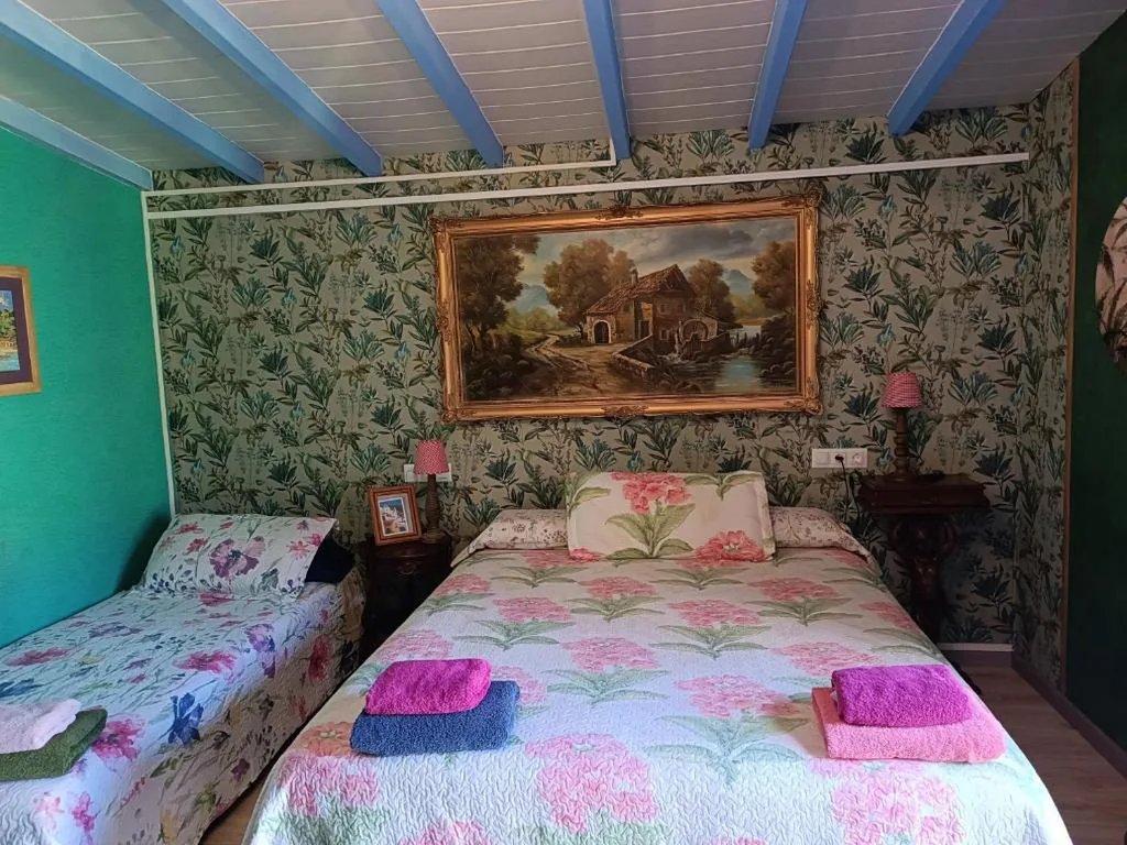 Habitación Familiar con terraza — PENSION ALFOZ de RONDIELLA