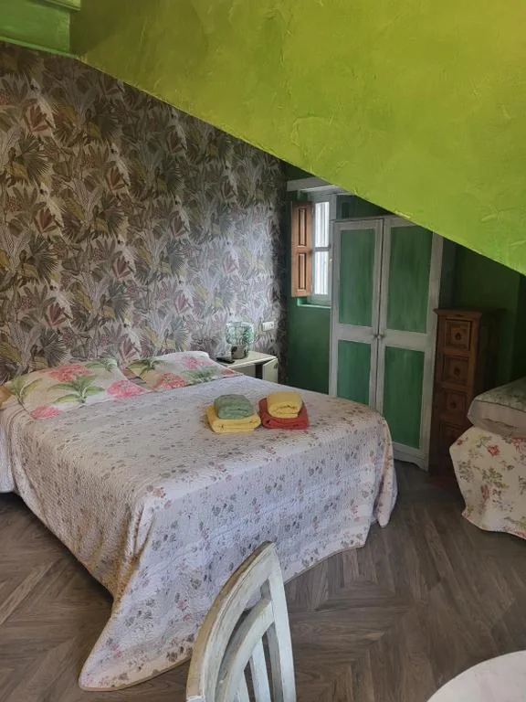 Habitación Triple con vistas a la montaña — PENSION ALFOZ de RONDIELLA