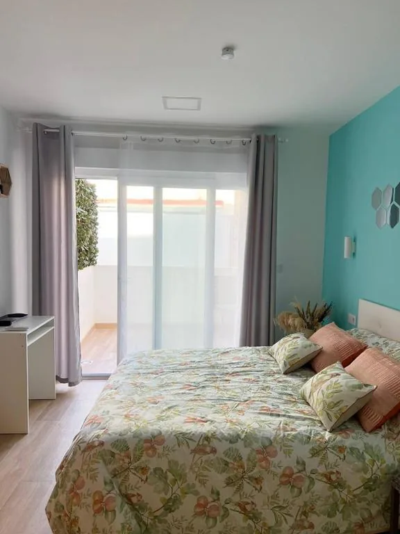 Camera con letto matrimoniale grande e balcone — Pensión Alicante Bergez