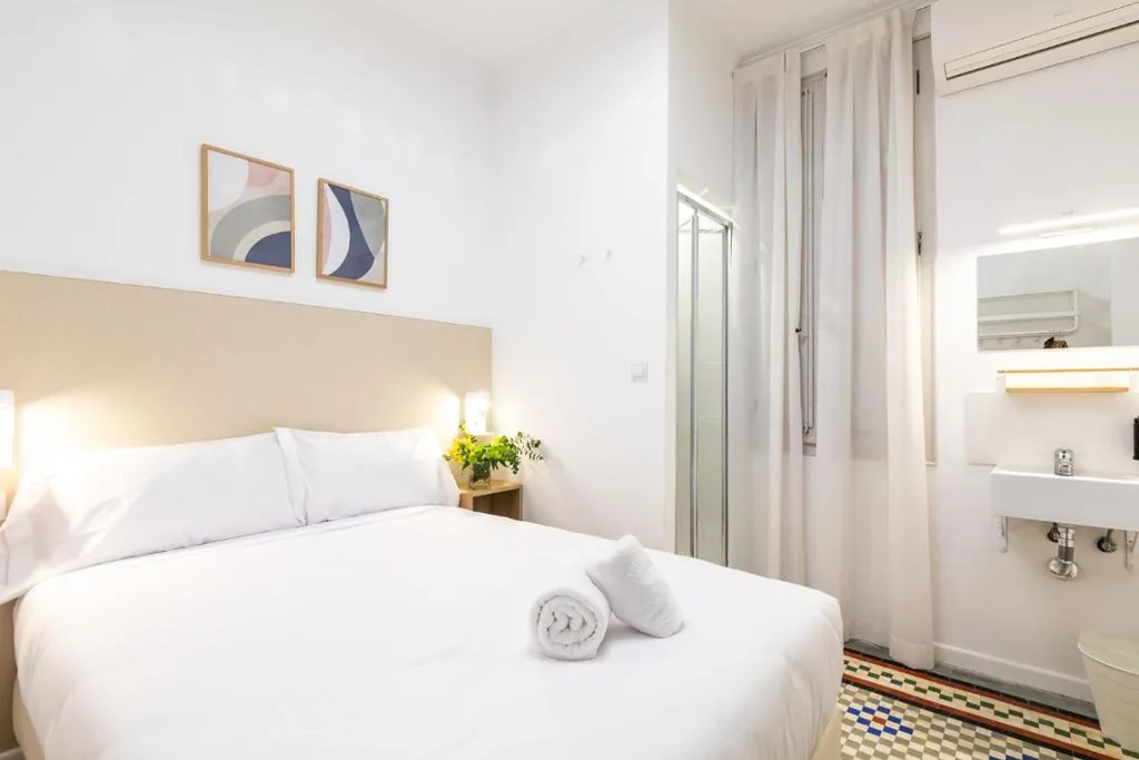 Camera doppia con bagno in comune — Pensión Alicante by Moontels
