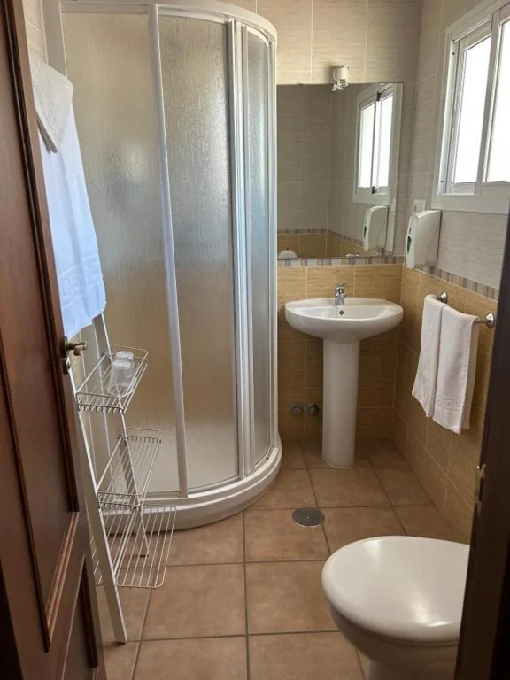 Habitación Doble Económica - 2 camas — Pensión Aloha