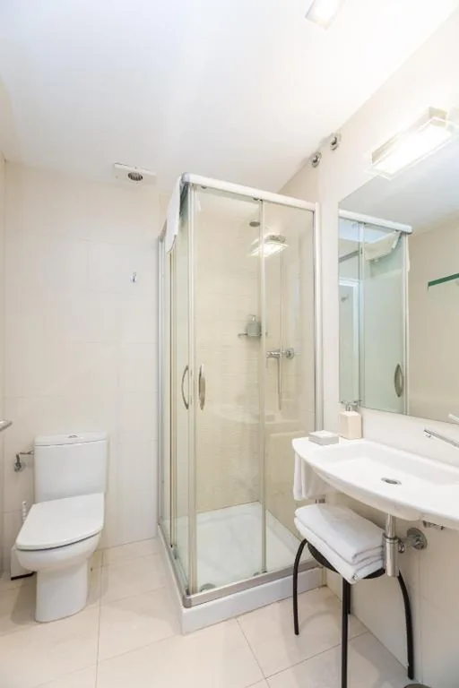 Tweepersoonskamer met eigen badkamer - 1 of 2 bedden — Pensión Altair