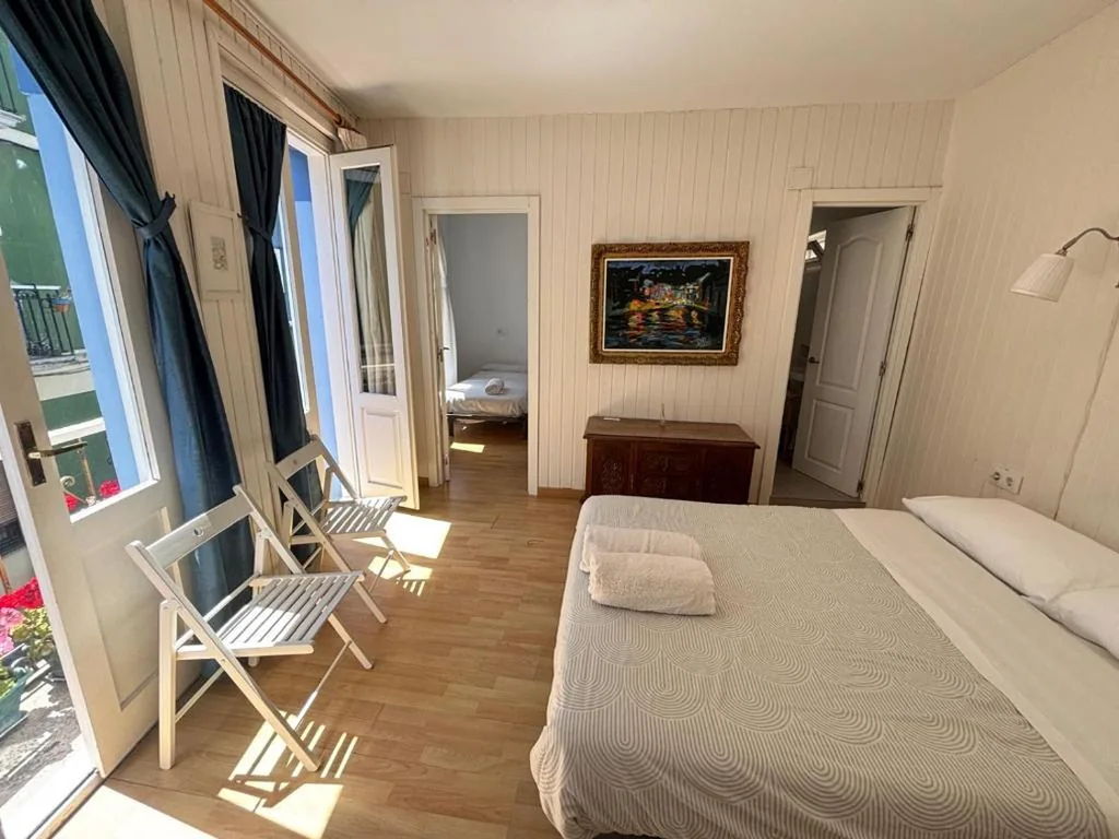 Habitación Doble con balcón - 1 o 2 camas — Pension Alver- EL Refugio del Artista