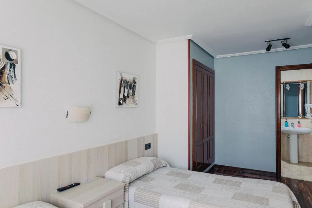 Doppelzimmer mit eigenem Bad – 2 Betten — Pensión Amaia