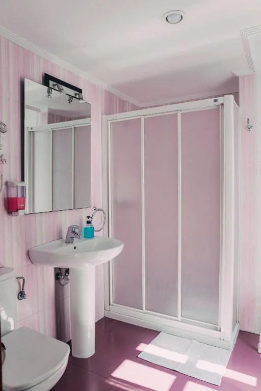 Dreibettzimmer mit eigenem Bad — Pensión Amaia