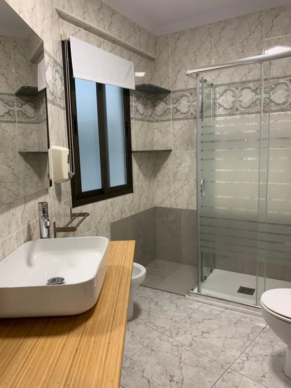 Quarto Quádruplo com casa de banho privativa exterior — Pensión Amara