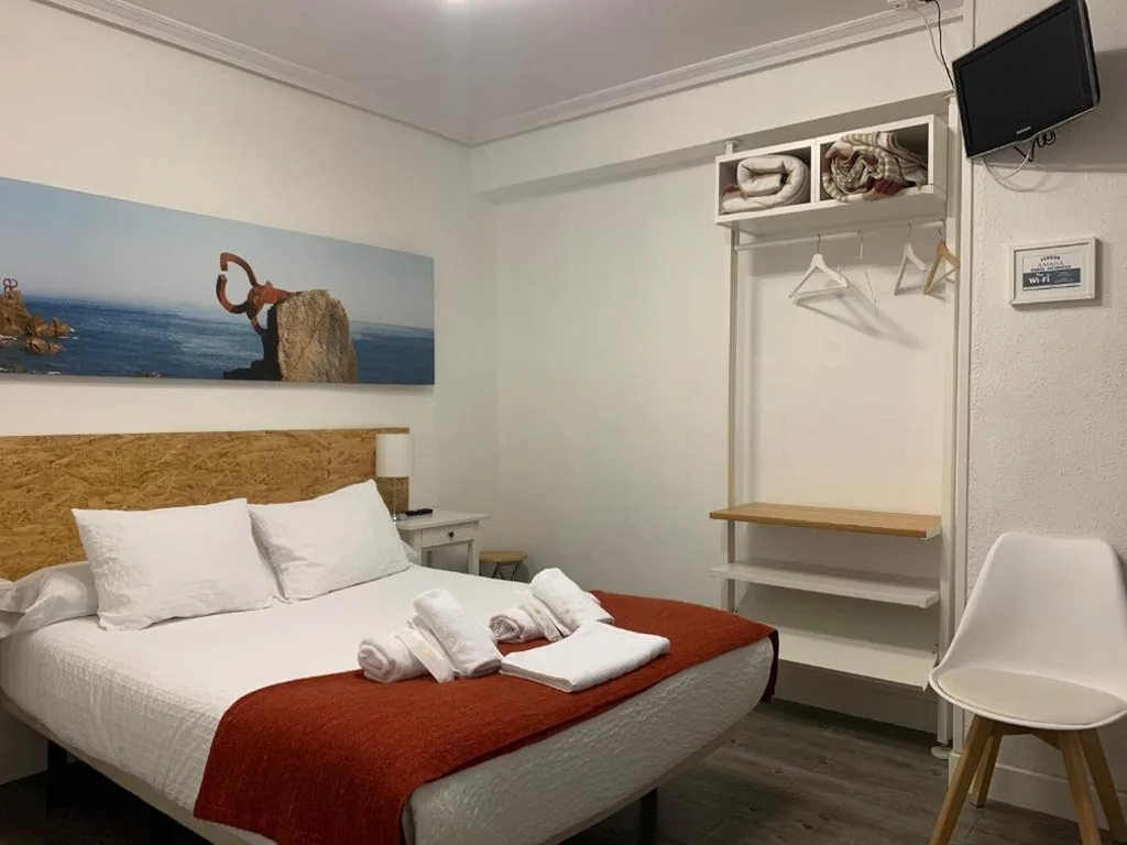 Quarto Duplo com casa de banho privativa - 2 camas — Pensión Amara