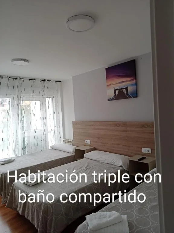Habitación Triple Básica con baño compartido — Pension Ameneiral