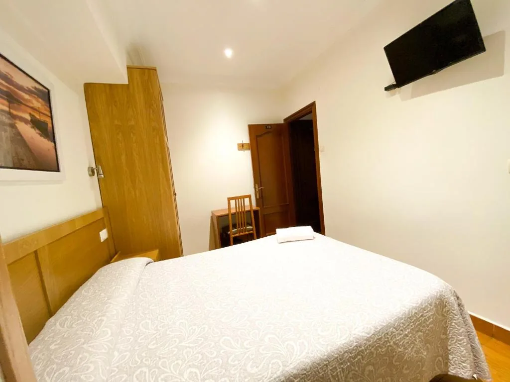 Habitación Doble Estándar con baño compartido — Pension Angelines, Sneuu Hostel Santander