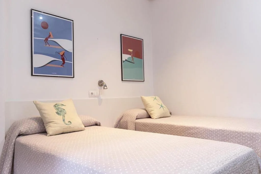 Habitación Estándar con baño compartido - 2 camas — Pension Angelines, Sneuu Hostel Santander