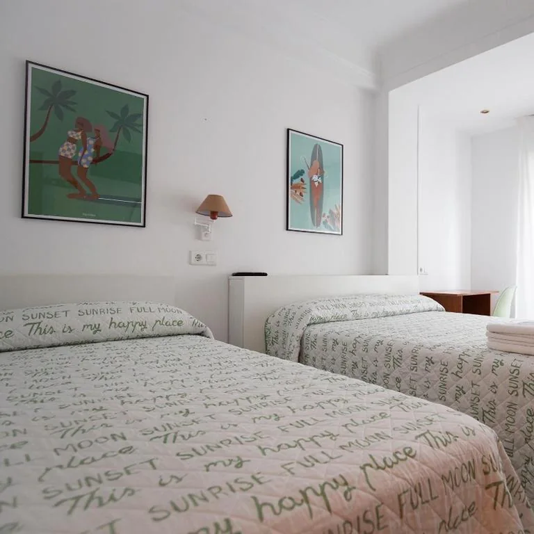 Habitación Triple Básica con baño compartido — Pension Angelines, Sneuu Hostel Santander