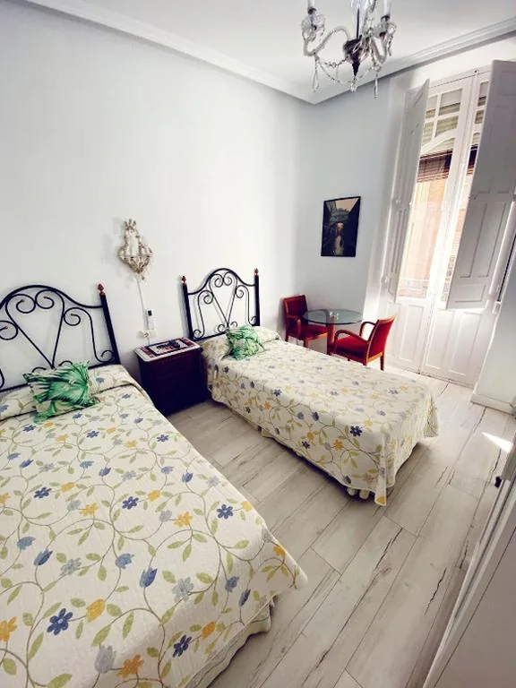 Chambre quadruple avec salle de bains privative extérieure — Pensión Antonio Guesthouse