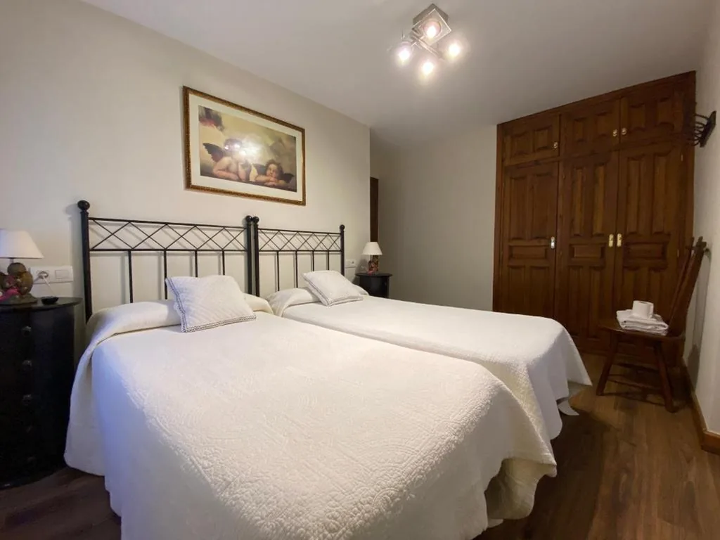 Habitación Doble con baño compartido — Pensión Arbidel