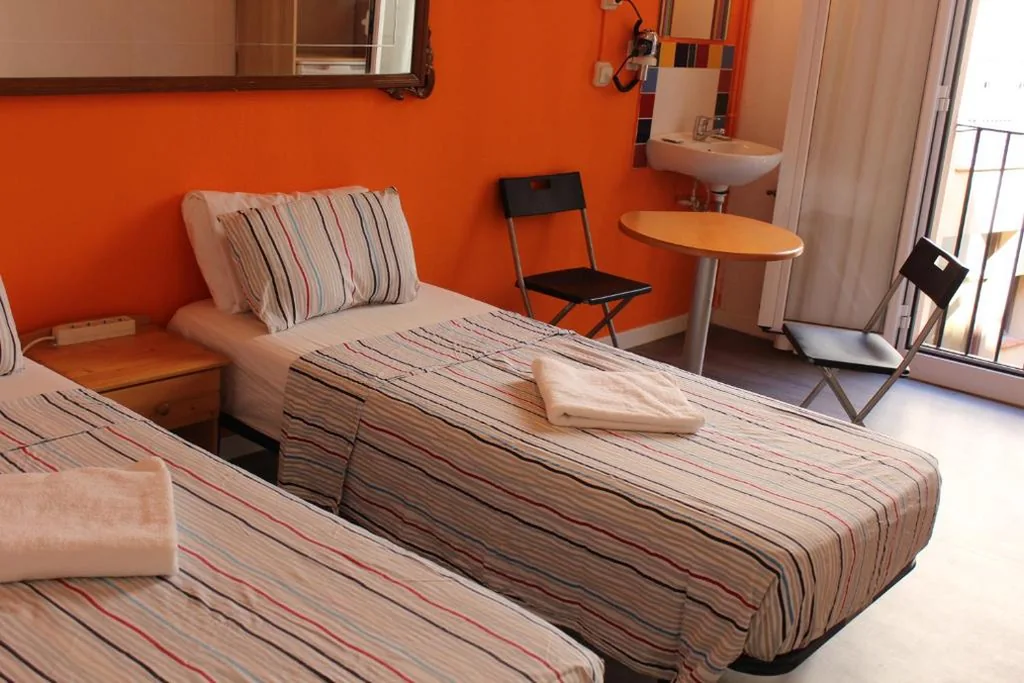 Habitación Cuádruple con baño compartido — Pensión Arosa