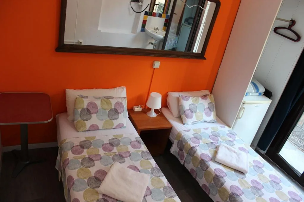 Habitación Doble con balcón y baño compartido - 2 camas — Pensión Arosa