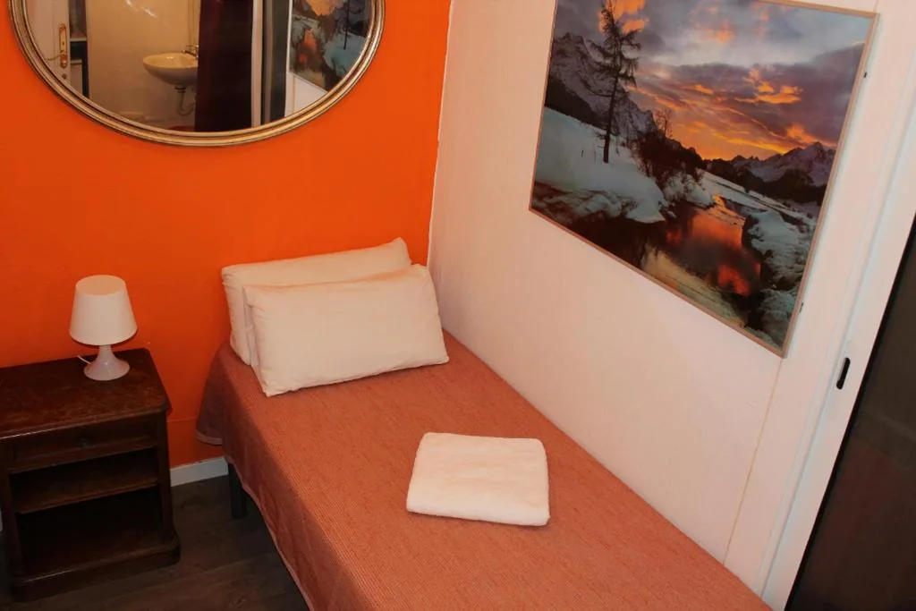 Habitación Individual con baño compartido — Pensión Arosa