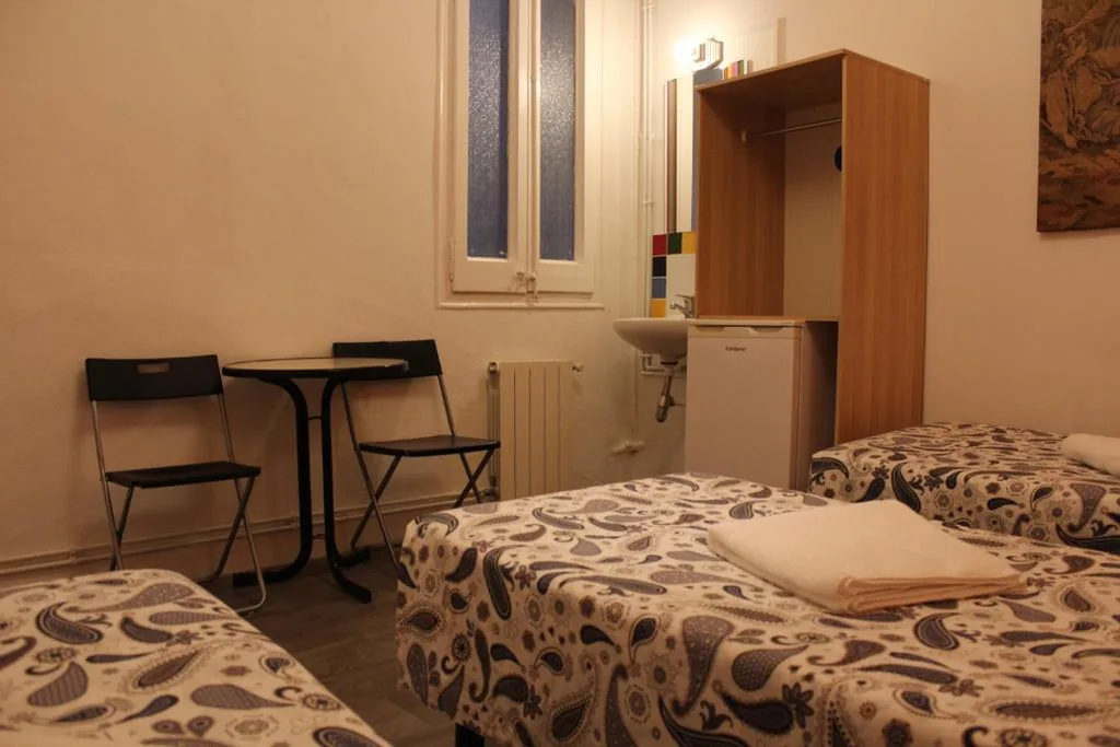 Habitación Triple con baño compartido — Pensión Arosa