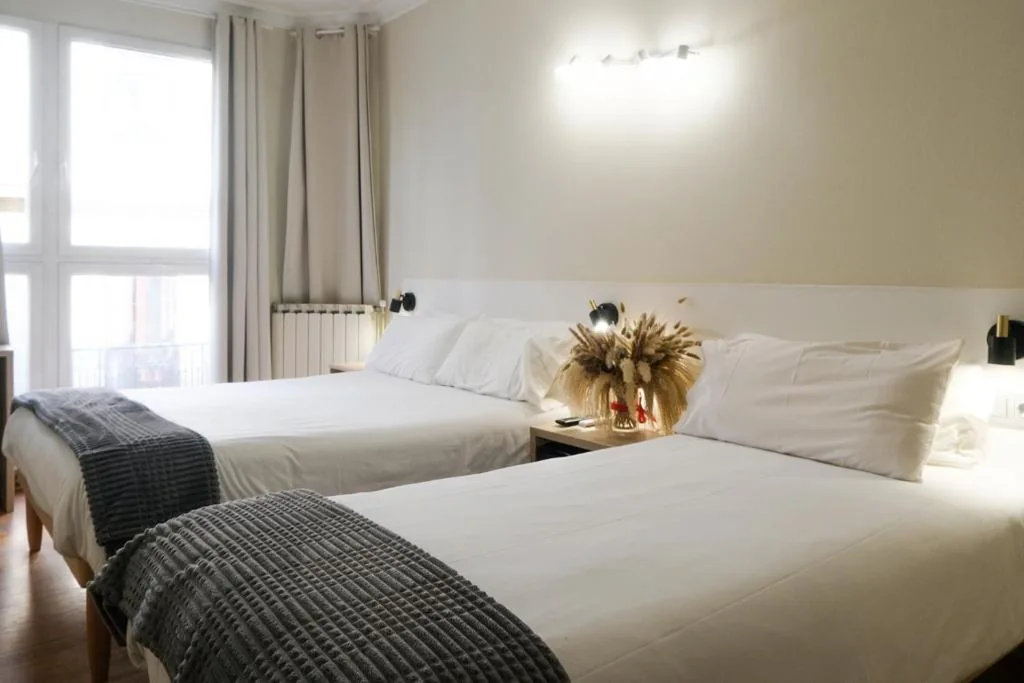 Habitación Triple Confort con ducha — Pensión Artea