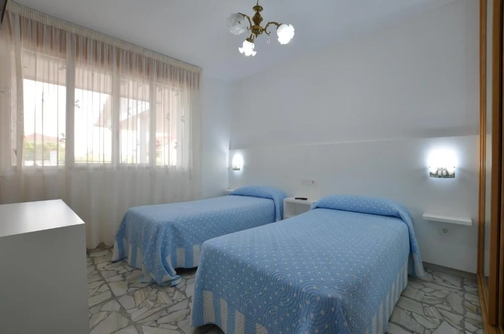 Doppelzimmer mit 2 Betten — Pension Asun Sanxenxo