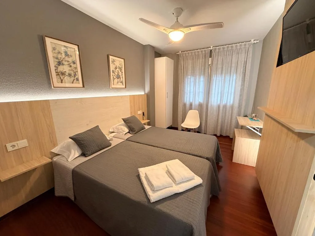 Habitación Doble con baño compartido - 2 camas — Pensión Atenea & Via Romana - Grupo Arcanos