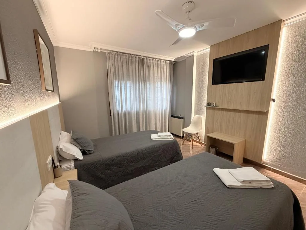 Habitación Doble con baño compartido - 2 camas — Pensión Atenea & Via Romana - Grupo Arcanos