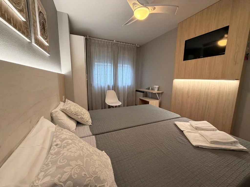 Habitación Doble con baño compartido - 2 camas — Pensión Atenea & Via Romana - Grupo Arcanos