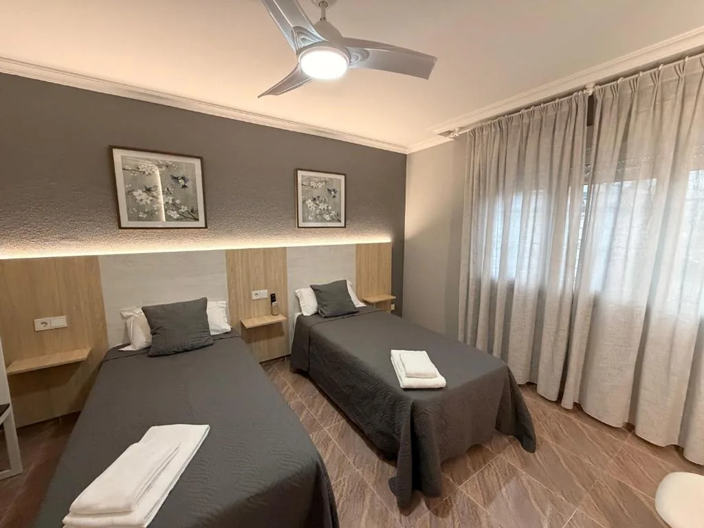 Habitación Doble con baño compartido - 2 camas — Pensión Atenea & Via Romana - Grupo Arcanos
