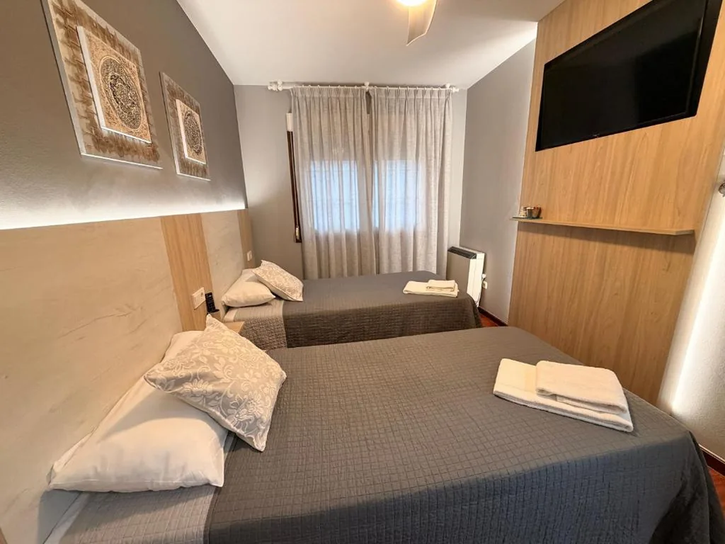 Habitación Doble con baño privado externo — Pensión Atenea & Via Romana - Grupo Arcanos