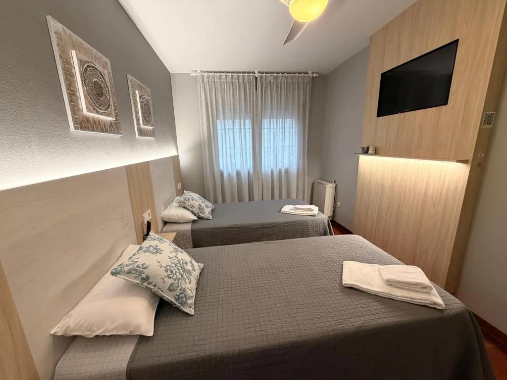 Habitación Doble con baño privado externo — Pensión Atenea & Via Romana - Grupo Arcanos