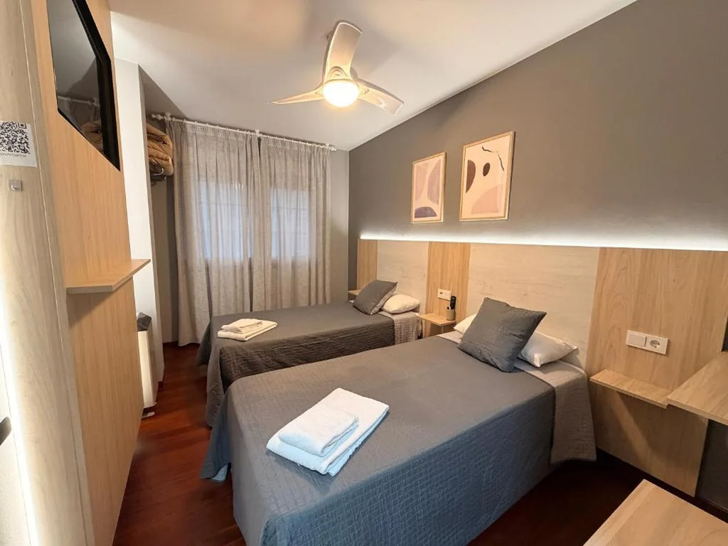 Habitación Estándar con baño compartido - 2 camas — Pensión Atenea & Via Romana - Grupo Arcanos
