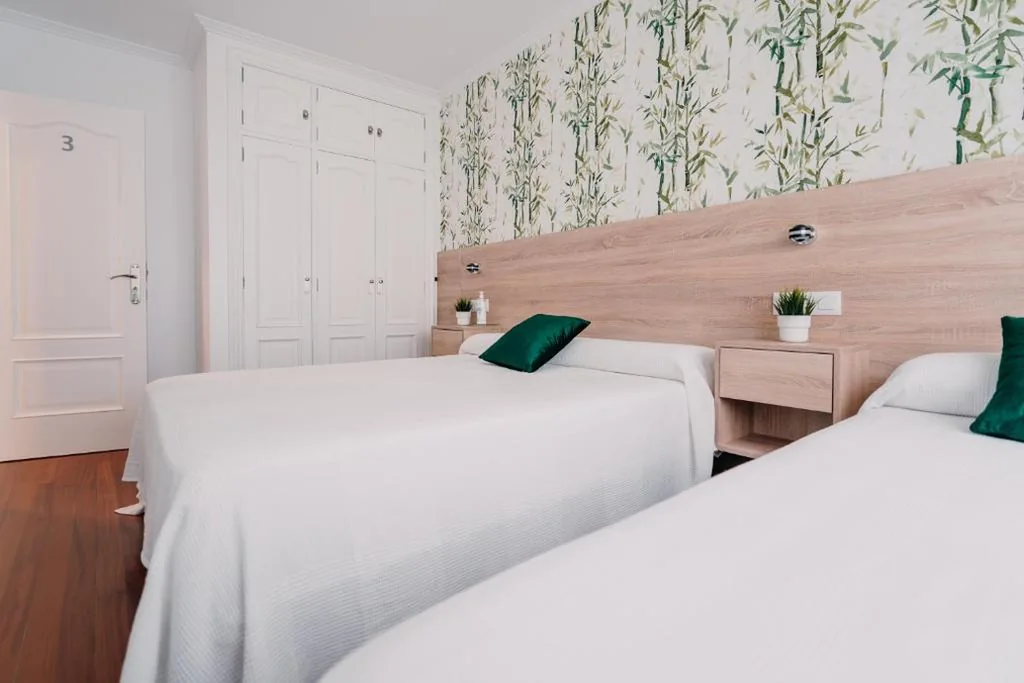 Habitación Triple Básica con baño compartido — PENSIÓN AUGAS QUENTES