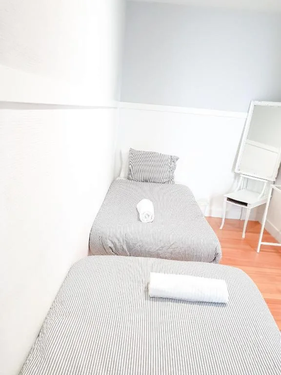 Habitación Doble con baño compartido - 2 camas — Pension Aussie Guesthouse - Self Check-in