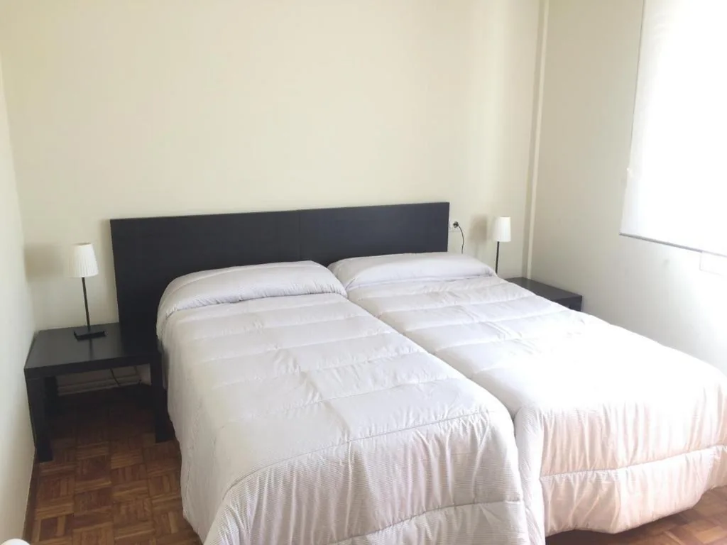 Doppelzimmer mit eigenem Badezimmer – 2 Betten — Pensión Avenida