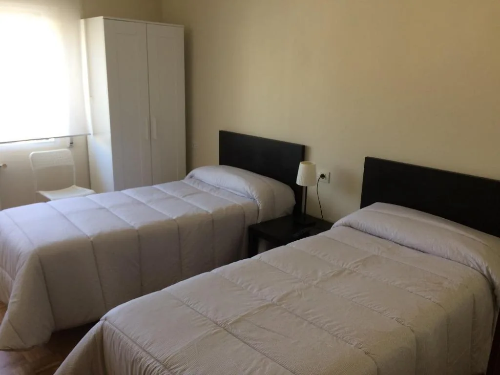 Doppelzimmer mit externem eigenem Badezimmer – 2 Betten — Pensión Avenida