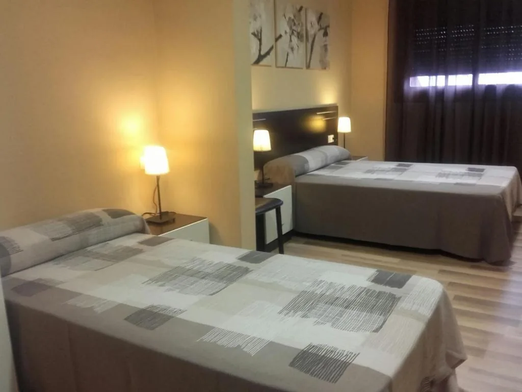 Quarto Triplo com casa de banho privativa — Pensión Avenida
