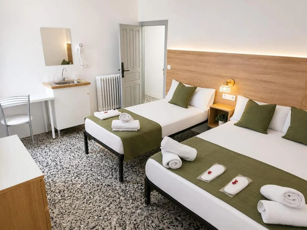 Habitación Triple Básica con baño compartido — Pensión Bandrés Huesca Centro