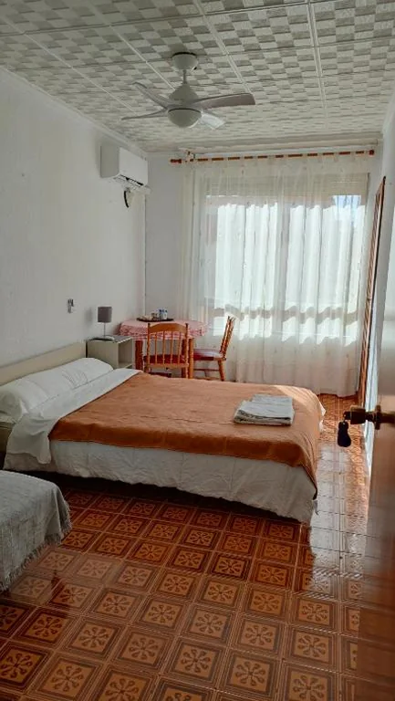 Habitación Doble Económica - 2 camas — Pensión Benavente AP-7 3min coche Playa 5 min Self check-in 24h