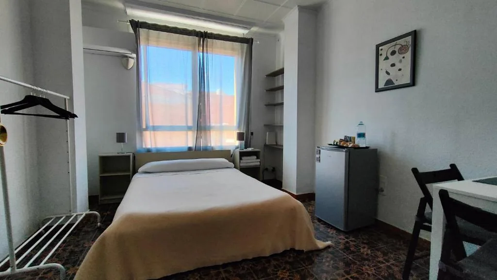 Habitación Doble — Pensión Benavente AP-7 3min coche Playa 5 min Self check-in 24h