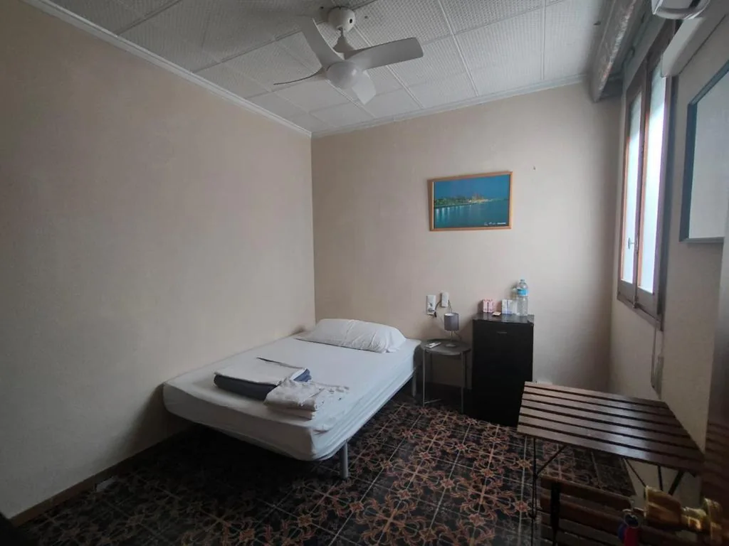 Habitación Doble Pequeña — Pensión Benavente AP-7 3min coche Playa 5 min Self check-in 24h