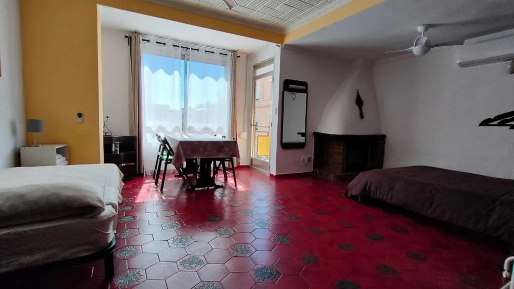 Habitación Triple con balcón — Pensión Benavente AP-7 3min coche Playa 5 min Self check-in 24h