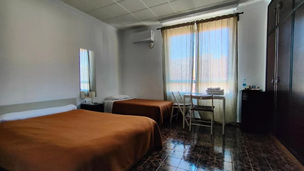 Habitación Triple Confort — Pensión Benavente AP-7 3min coche Playa 5 min Self check-in 24h